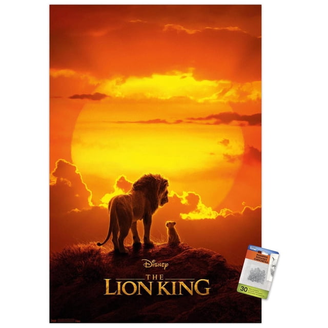 Disney Le Roi Lion - Affiche Murale de Mufasa et Simba, 22,375 Po x 34 Po Montrant un Lion Adulte Mufasa et un Petit Simba Debout sur une Colline Rocheuse Se Silhouette contre un Grand Soleil Jaune avec des Nuages orange, avec Texte du Titre Le Roi Lion, Convient à la Décoration de Maison à Thème Ou aux Chambres d'Enfants.