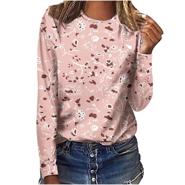 Pompotops T-Shirts à Col Rond Amples pour Femmes Dames Décontractés à Imprimé Blouse à Manches Longues. la Blouse Présente un Fond Rose Doux avec un Imprimé floral, des Manches Longues et une Encolure Ronde. Fabriquée en polyester Léger, Elle Est Confortable et Stylée. Montrée Assortie à des shorts en denim, Elle Est Parfaite pour les Sorties Décontractées, le Port Quotidien Ou les Vacances. Convient à Agencer avec des jeans Ou des leggings.
