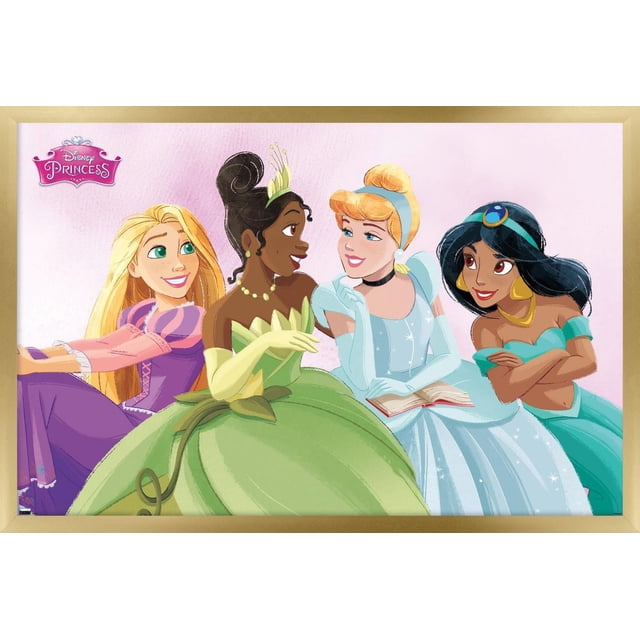 Disney Célébration Ultime de Princesse - Affiche Murale de Groupe, 22,375 Pouces x 34 Pouces Encadrée, Représentant Quatre princesses Disney Assises sur un Fond Rose : Raiponce en Violet, Tiana en Vert avec des Gants et une Couronne, Cendrillon en Robe Bleu Pâle Scintillante Tenant un Livre Ouvert, et Jasmine en Sarcelle avec des Accessoires Dorés. l'Affiche Présente un Cadre en Bois Clair et le logo Princesse Disney dans le Coin Supérieur Gauche, Convient à la Décoration de Chambre Ou de Salle de Fête.