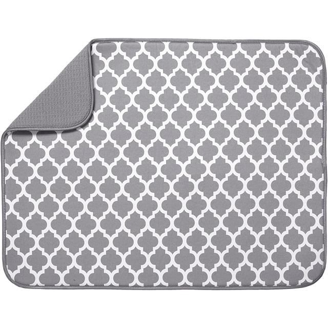 Tapis de Séchage de Vaisselle en Microfibre Réversible TG pour Cuisine, 18 Pouces x 24 Pouces, Treillis Blanc. Conçu pour Laver à la Main la Vaisselle, les Casseroles et les Poêles, Il Présente une Couche Centrale en Mousse Fusionnée avec un Tissu en Microfibre Super Absorbant pour un Séchage Rapide et une Durabilité. le Tapis Met en Valeur un Motif de Treillis Blanc sur un Fond Gris et Comprend une Sangle d'Angle en Sergé Cousue pour l'Accrochage. Convient à la protection du Comptoir et à l'Utilisation de Linge de Cuisine.