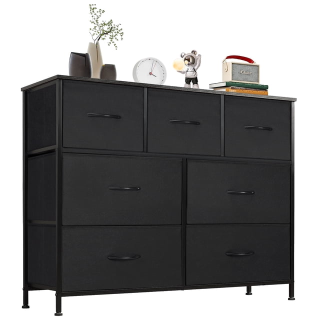 EDX Commode à 7 Tiroirs pour Chambre, Armoire de Rangement en Tissu Noir avec Tiroirs Spacieux pour Intimité et Organisation. Dotée d'Un Cadre en Acier Robuste, de Patins de Pieds Ajustables pour la Stabilité sur les Planchers Irréguliers, et d'Un Dessus en Bois durable Idéal pour vases, photos Ou Petits Articles de Déco. Son design Moderne Convient aux Chambres Ou aux Salons et Peut Aussi Servir de Meuble Télé compact.