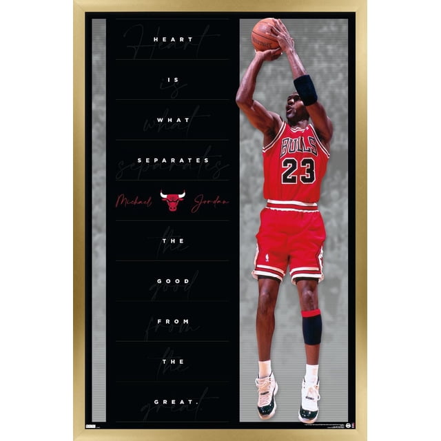 Michael Jordan - Affiche Murale Cœur, 22,375 Po x 34 Po Mettant en Vedette Michael Jordan avec un Numéro de Maillot des Chicago Bulls Rouge 23 Tirant un Ballon de basketball. l'Affiche Comprend la Citation « le Cœur Est Ce Qui Sépare les Bons des Grands » en Texte Blanc sur Fond Noir avec le logo des Bulls et le Nom de Michael Jordan en Écriture Rouge. Imprimée sur Papier d'Affiche Lustré avec un Fond Texturé Gris et un Cadre Doré, Idéale pour la Déco