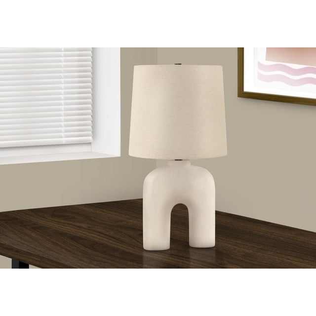 Monarch Specialties Lampe de table Moderne de 25 Pouces avec Éclairage, base en Résine Crème en Forme d'Arche, Abat-Jour Tambour Effilé en Lin beige et Embout Noir, Posée sur une table d'Appoint en Bois Foncé Près d'Une Fenêtre et Oeuvre Encadrée, Idéale pour un Éclairage d'Ambiance Réglable.