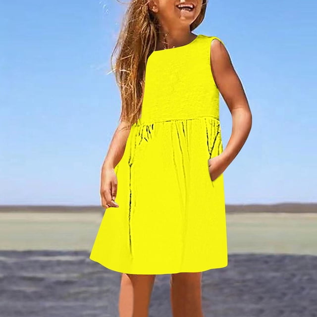 Robe Sans Manches à Col Rond pour Enfants, Présentant un design Jaune Vif au style Décontracté et Mignon. Cette Robe au-Dessus du Genou Est Faite de 90 % polyester et 10 % Élasthanne, Assurant Confort et Respirabilité pour l'Été. le design Sans Manches et l'Encolure Ronde la Rendent Idéale pour un Usage Quotidien, les Fêtes Ou les Vacances. la Robe Est Montrée Portée par une Jeune Fille à l'Extérieur avec un Fond Ensoleillé.