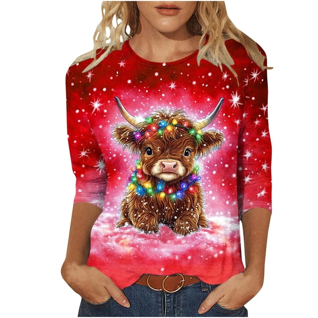 Staron Vente de Liquidation Hauts pour Femmes T-Shirts à Manches 3/4 avec Animaux de Dessin Animé Présentant un Fond Rouge avec une Vache de Dessin Animé festive Ornée de Guirlande Lumineuse Colorée. Ce Haut à Col Rond Chic Décontracté Est Fait de polyester, Coupe Ample, et Convient à Toutes les Saisons. Offert en Tailles P-2TG.