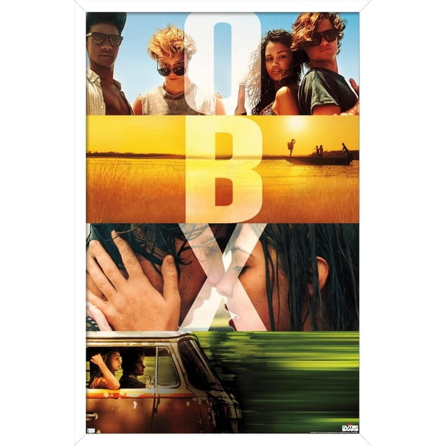 Netflix Outer Banks - Affiche Murale OBX, 22,375 Po x 34 Po Présentant un collage de Quatre Scènes : un Groupe de Jeunes sous un Ciel Bleu, un Coucher de Soleil Doré sur des Marais avec une silhouette de Bateau, un Gros Plan de Deux Personnes sur le Point de s'Embrasser avec des Cheveux Mouillés, et une Fourgonnette vintage Passant devant une Verdure Floue, avec de Grandes Lettres Blanches O, B et x Superposées aux images, Convient pour Décorer des Chambres, des Bureaux Ou des Rés