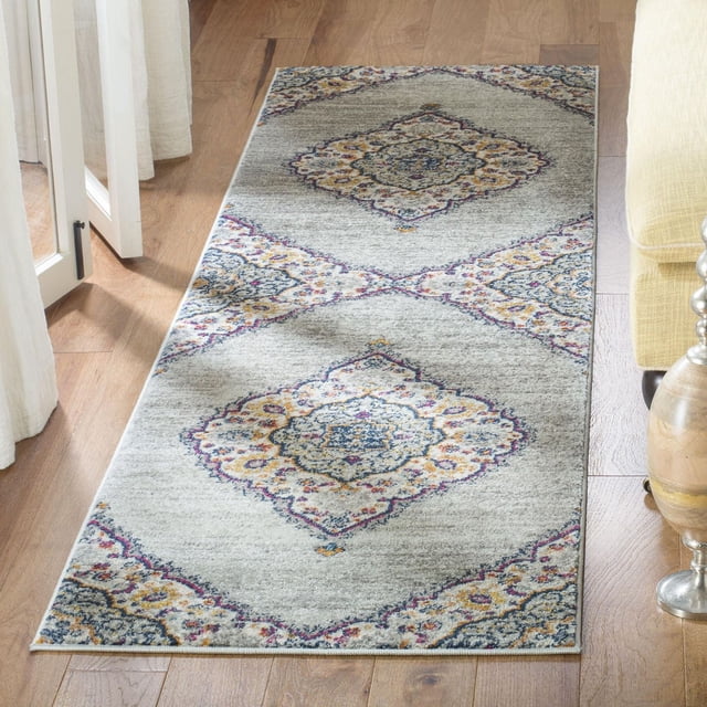 SAFAVIEH Madison Frazier Tapis Rectangulaire à Motif Géométrique Floral avec Fond Gris et Motifs de Médaillon Géométrique Floral dans des Tons Bleu, Jaune et Violet, construction en Polypropylène Tissée Mécaniquement pour la Durabilité, Exposé sur un Plancher de Bois Franc à Côté d'Une Chaise Rembourrée Jaune et des Rideaux Blancs, Idéal pour Rehausser la Déco Intérieure Transitionnelle.