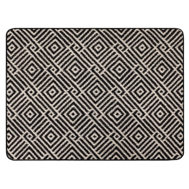 Tapis de Porte Décoratif Tufté 3 Pi x 4 Pi à Motif Géométrique Crème et Noir de Style Colline avec une surface Rectangulaire Tuftée Crème Présentant un Motif Géométrique Noir en Losanges, Coussiné pour le Confort avec un Endos Antidérapant en TPE, Lavable à la machine, Convient à la Cuisine Ou à la Salle de Bain et Est Souvent Utilisé comme Tapis d'Accent.