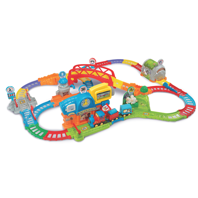 VTech® Mon Premier Ensemble de Train Motorisé avec Train SmartPoint - Version Française, 1,5+ Ans Comprenant une Voie en Plastique Colorée avec des sections Rouges, Jaunes, Bleues, Vertes, Violettes et orange Formant des Boucles et un Pont Rouge, un Train Motorisé Bleu et Jaune avec des Boutons SmartPoint Interactifs, Deux Wagons, une Zone de Ferme Verte avec des Figurines de Moutons, un tunnel Gris avec des illustrations d'Animaux, et six Emplacements SmartPoint Qui Jouent des Sons et des phrases Français, Convient