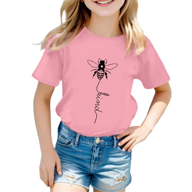PMVFHDE T-Shirts Graphiques pour Filles en Rose, avec une Coupe Ample et un Col Rond. le crop top à Manches Courtes Affiche un Graphique d'Abeille avec le Mot « Kind » Intégré au design. Fabriqué à Partir d'Un Mélange de polyester et de spandex, Ce T-shirt Léger et Décontracté Convient aux Filles de 10-11 Ans. Assorti à des shorts en denim, Il Est Idéal pour les Sorties d'Été, l'École Ou le Port Quotidien.