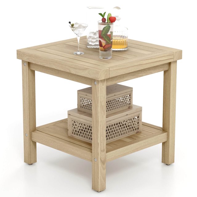 Costway 1 PCS Table d'Appoint Extérieur à 2 Niveaux, Table d'Extrémité en Bois de Teck avec Tablette de Rangement à Fini Naturel. la Table Présente une construction en Bois de Teck Massif avec une surface Lisse et Peinte pour un Entretien Facile. Elle a un design compact et Carré avec un Plateau de 20 Pouces et une Tablette Inférieure de 18 Pouces, Offrant un Vaste Espace pour des Boissons, des Livres Ou une Déco. la Table Est Présentée dans un Cadre Minimaliste et Lumineux avec des Articles Décoratifs sur le Dessus et des Boîtes de Rangement sur la Tablette Inféri