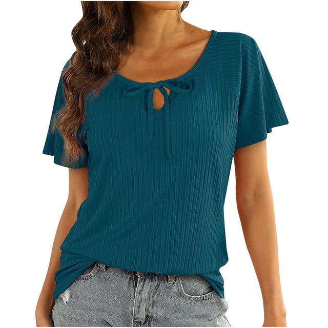 Vêtements d'Été pour Femmes Été Mode pour Femmes Col Rond à Lacets Manches Courtes Chemise Unie T-Shirt Décontracté Hauts. l'Image Montre une Chemise à Manches Courtes Turquoise avec un Col Rond et un Détail à Lacets à l'Encolure. la Chemise Présente une texture Côtelée et Est Assortie à des jeans en denim Délavé Clair. Conçue pour les occasions Décontractées, Elle Est Fabriquée à Partir d'Un Tissu Tricoté Léger, Offrant Confort et style pour l'Été.