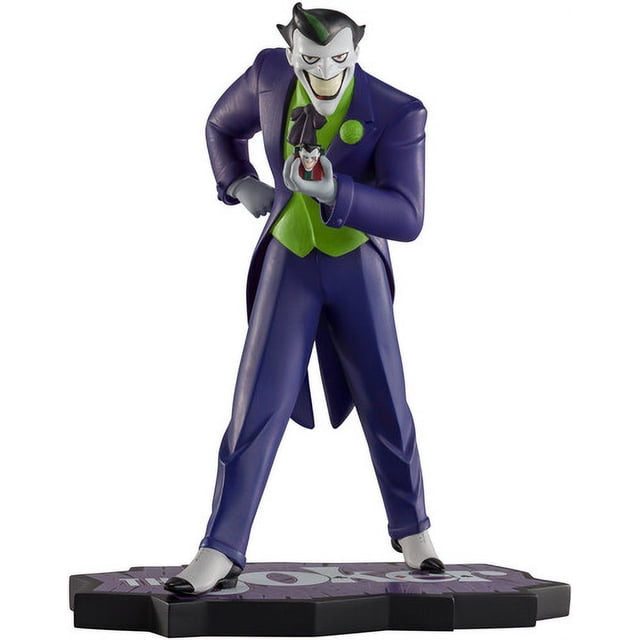 DC Direct - The Joker : Folie Violette - The Joker par Bruce Timm (Résine) statue Debout 7,5 Pouces de Hauteur. la Figurine en Polyrésine Très Détaillée Représente The Joker en Complet Violet avec accents Verts, Tenant un Cadeau à Thème Joker. la statue Est Numérotée à la Main sur la base, Emballée dans une Boîte Fermée à 4 Couleurs, et Conçue à l'Échelle 1:10 comme Pièce Compagnon aux statues Batman Noir et Blanc. Édition Limitée de Collection Convenant aux 14 Ans et Plus.