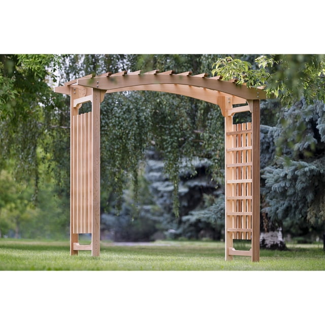 All Things Cedar Pagode de Mariage Arbor en Cèdre Rouge Occidental Non Traité, avec une Tête Arquée et des Panneaux Latéraux Solides avec des inserts à Treillis. dimensions Intérieures Sont 80l x 37p x 82h, et dimensions Globales Sont 94l x 47p x 87h. Idéal pour les Jardins, les Entrées Ou les Mariages, Entièrement Assemblé dans un Cadre Extérieur Entouré de Verdure.