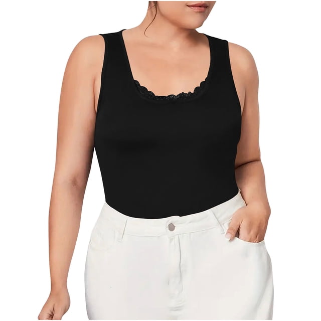 Yuyuzo Camisoles Grande Taille pour Femmes Sans Manches à Col Rond Sans Coutures de Couleur Unie sous-Couches de Couche de Base. l'Image Montre un Débardeur Noir Sans Manches avec une Encolure Ronde et des Détails en Dentelle, Porté par un Modèle. le Haut s'Agence avec un Pantalon Blanc, Mettant en Valeur Sa Polyvalence comme Couche de Base Ou Pièce Autoportante. Conçu pour les Femmes de Grande Taille, Il Offre une Coupe Sans Coutures et Confortable, Convient aux Milieux Décontractés Ou de Sport.