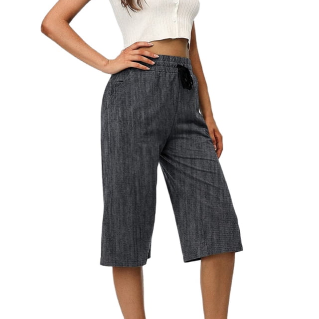 Georges Pantalons de Randonnée Joggers pour Femmes avec un design Uni Gris Foncé, une Taille Élastique, une Fermeture à Cordon et des Poches Latérales. Ces Pantalons capris Sont Fabriqués en polyester Léger, Offrant une Coupe Décontractée et Confortable Adaptée au Port Quotidien, à la Détente Ou aux Activités de Plein Air. Conçus pour la Polyvalence, Ils Sont Idéals pour les Sorties Décontractées, les Sorties à la Plage Ou comme Vêtements de Nuit. le Modèle Met en Valeur les Pantalons Assortis à un Haut Court Blanc.