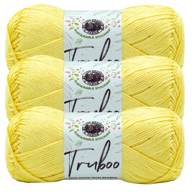 Lion Brand Truboo Fil Chardon #3 Léger/dk Fil de Bambou en Jaune Doux, Trois Écheveaux de 100 g Empilés avec des Étiquettes Blanches Présentant le logo Lion Brand et un Texte de Surpiqûres Durables, Fait de 100 % de Rayonne de Bambou, Idéal pour des Projets de Tricot Respirants au Printemps et en Été.