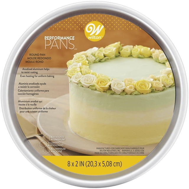 Wilton Performance Pan Rond en Aluminium, 8"x2" Fabriqué en Aluminium Anodisé pour une Chaleur Uniforme et une Résistance à la Rouille, Idéal pour la Cuisson de Gâteaux en Couches et la Décoration de Gâteaux, Montré avec un Gâteau Givré rose Jaune et Blanc Décoré sur une surface en Bois.