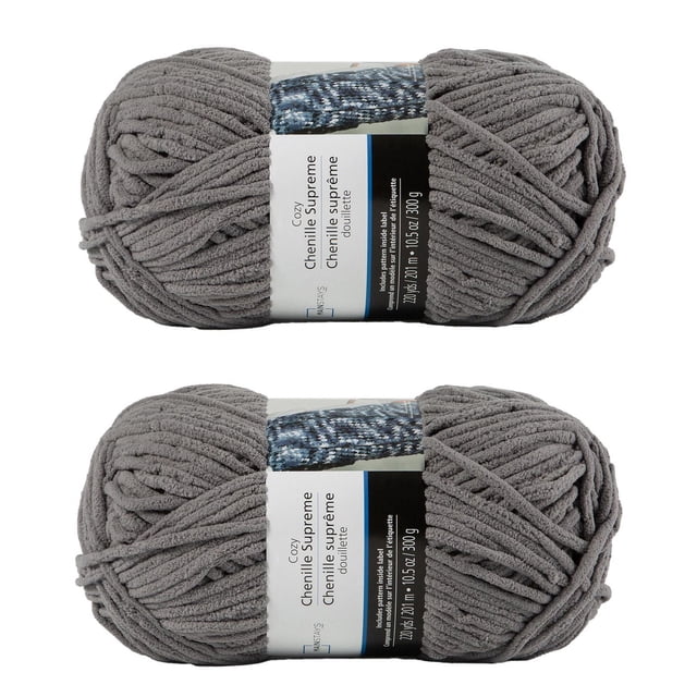 MAINSTAYS Lot de 2 Fils de polyester Gris Foncé Montrant Deux Écheveaux de Fil de Style Chenille Douillet en Gris Foncé, Chacun Pesant 10,5 Onces (300 g) et Mesurant 220 Verges (201 m), Convient pour Tricoter des Couvertures, des Oreillers et des Foulards, Souvent Utilisé pour des Projets Rapides et Grands.