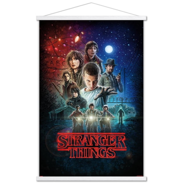 Netflix Stranger Things - Affiche Murale d'Une Feuille, 22,375 Po x 34 Po, Montrant une Scène Nocturne avec six Personnages en Tenue des Années 1980, Trois Cyclistes avec des Phares Allumés, un Shérif Tenant un Talkie-Walkie, des Lumières de Noël Formant des Lettres de l'Alphabet sur un Mur, une Clôture en Fil Barbelé avec un Panneau « Zone Restreinte », et le logo Rouge Néon Stranger Things au Bas, Idéal pour une Déco de Chambre à Thème Rétro.