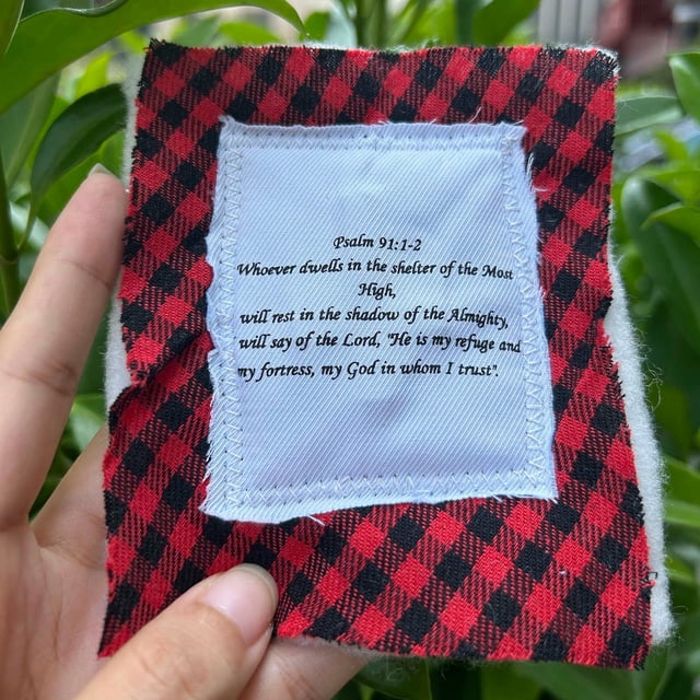 PRETXORVE Quilt with Crosss Inside Handmades Sew Individually Colorful Quilts Symbolism Poemss Quilts with Wooden Crosss Inside for Yourself Friend Family