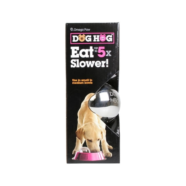 Omega Paw Dog Hog Balle Distributrice Lente Grande en Acier Inoxydable pour Aider les Chiens à Manger jusqu'à 5 Fois Plus Lentement pour Prévenir les Gorgées, l'Étouffement et le Ballonnement, Montrée dans un Emballage Noir avec un Labrador Jaune Qui Renifle un Bol Rose pour Chien Contenant la Balle Distributrice, Idéal pour les Chiens Moyens à Grands.