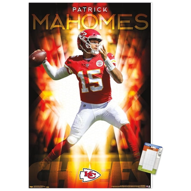 NFL Kansas City Chiefs - Patrick Mahomes II Affiche Murale 18, 22,375 Po x 34 Po Encadrée Montrant Patrick Mahomes en Chandail Numéro 15 Rouge et Pantalon Blanc Lançant un Ballon de football avec un Arrière-Plan Ardent et le logo des Chiefs au Bas, Convient à la Déco de Chambre de fan de sports.