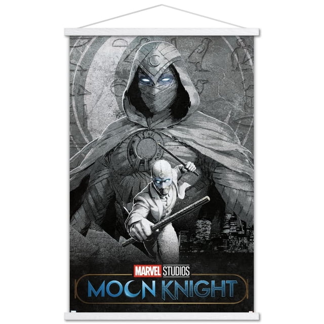 Marvel Moon Knight - Affiche Murale Teaser Représentant une Grande Figurine à Capuche avec des Yeux Lumineux et un Emblème de Lune en Croissant sur le Front, Manteauée d'Une cape Texturée, derrière une Figurine Plus Petite en Complet Blanc Brandissant Deux Bâtons, sur un Fond en Niveaux de Gris avec des Symboles Égyptiens Anciens et une Ligne d'Horizon de Ville, avec le logo des Studios Marvel Moon Knight au Bas.