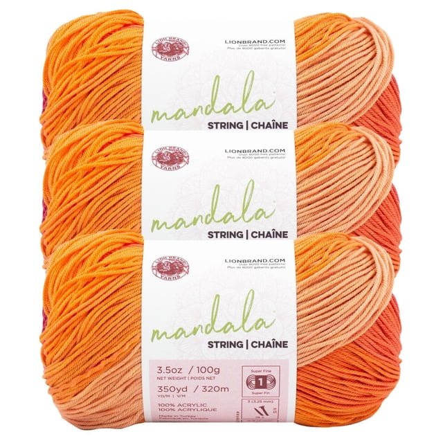 Lion Brand Mandala® Fil à Ficelles #1 Superfin/à Doigts 100 G/320 m 3 Pelotes Montrant Trois Écheveaux de Fil Acrylique Auto-Rayé dans des Nuances Dégradées d'Orange, de Pêche et de Corail avec des Étiquettes Blanches Présentant des Détails de Marque et de Produit, Convient à la Dentelle, aux Châles et aux Vêtements pour Bébé.