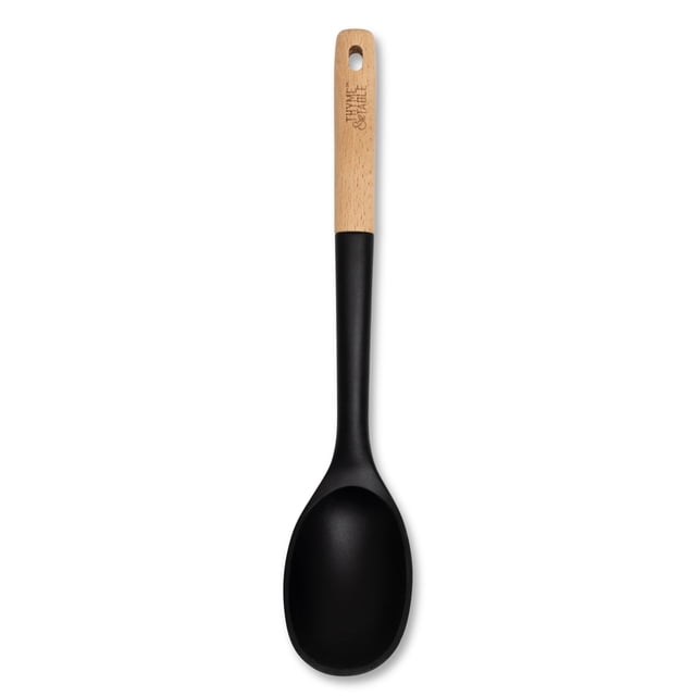 Thyme & Table Cuillère en Silicone à Manche en Bois, Noire, Montrée dans une Vue Centrée de Haut en Bas avec une Tête en Silicone Noire Résistante à la Chaleur, Sûre pour les Batteries de Cuisine Antiadhésives et une Poignée Ergonomique en Bois Naturel Gravée du logo de la Marque, Idéale pour Remuer, Mélanger et Servir dans la Cuisine.