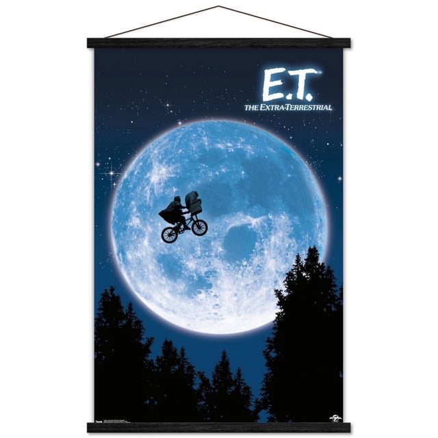 E.T. The Extra-Terrestrial Affiche Murale, 22,375 Pouces x 34 Pouces, Représentant une silhouette d'Un Garçon Chevauchant une Bicyclette avec un Extraterrestre dans le Panier avant Volant à Travers une Grande Pleine Lune Bleue Lumineuse contre un Ciel Nocturne Étoilé avec des silhouettes d'Arbre Sombres en Dessous, Imprimée sur Papier d'Affiche Lustré, Convient à la Déco de la Maison et aux Résidences Étudiantes.