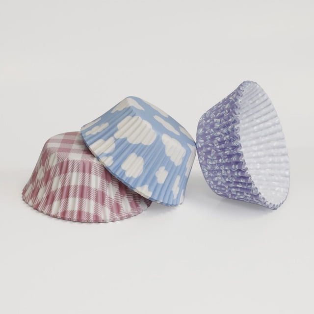 Pillsbury Lot de 75 Gobelets de Cuisson en Papier à Rayures Montrés Gros Plan avec Trois Grands Gobelets en Papier Mettant en Vedette des Carreaux Roses et Blancs, Bleus avec des Nuages Blancs et des Motifs Floraux Violets. Ces Gobelets Antiadhésifs et Anti-Graisse pour le Four Sont Idéals pour la Cuisson et Conviennent Aussi pour Servir des Collations Ou des Bricolages.