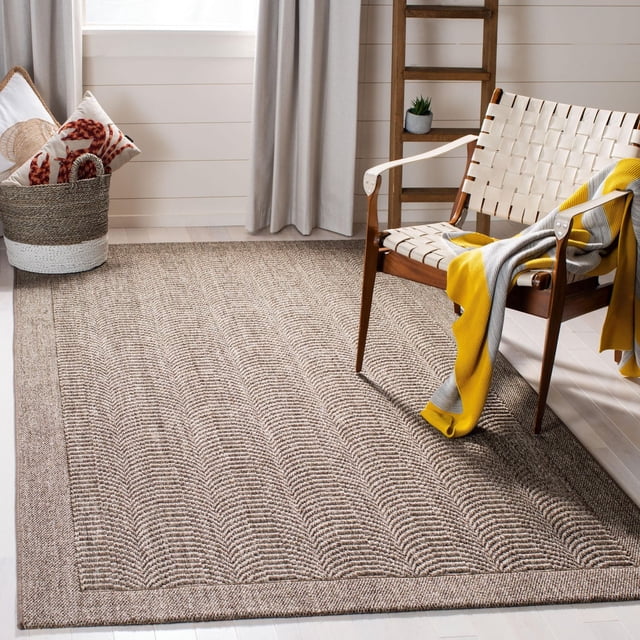 SAFAVIEH Palm Beach Candyce Tapis Géométrique Uni pour Aire avec Fibres de sisal Naturelles Durables et Motifs Géométriques Subtils dans des Tons Neutres, Exposé dans une Pièce Lumineuse sous une Chaise en Bois avec des Sangles Blanches Tissées et un Jeté Jaune-Gris, à Côté d'Un Panier avec des Coussins et une Étagère Échelle en Bois, Idéal pour Accentuer les Espaces de Vie Décontractés-Côtiers Ou Urbains.