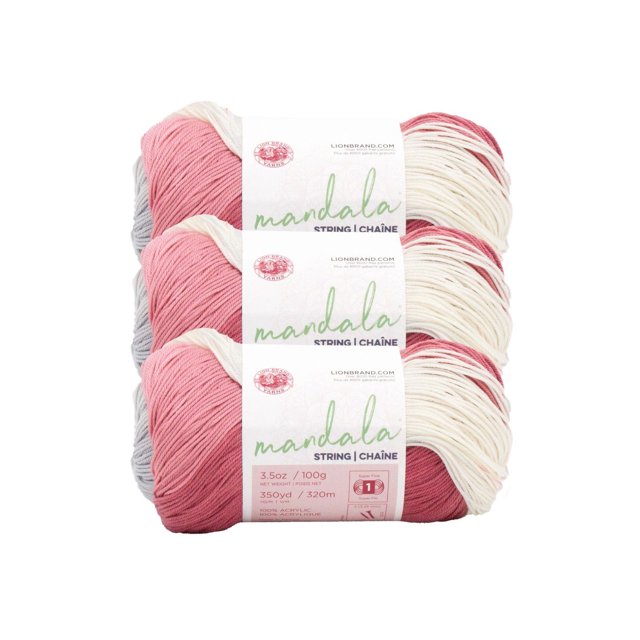 Lion Brand Mandala® Fil à Ficelles #1 Superfin/à Doigts 100 G/320 m 3 Pelotes Montrant Trois Écheveaux de Fil Acrylique Auto-Rayé en Teintes Rose, Crème et Gris, Chacun Enveloppé d'Une Étiquette Blanche Présentant des Informations sur la Marque et le Produit, Convient aux Lacets, Châles et Accessoires pour Bébé.
