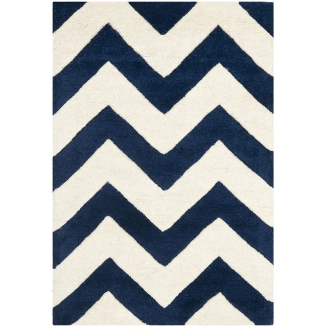Safavieh Chatham Jake Tapis à Rayures Zigzag avec Laine Tuftée à la Main et Poil Moyen Moelleux, Présentant un Motif à Rayures Zigzag Bleu Marine et Blanc Cassé, Idéal pour Ajouter Douceur et style aux Espaces de Vie Contemporains et Souvent Utilisé comme Tapis d'Accent Décoratif.
