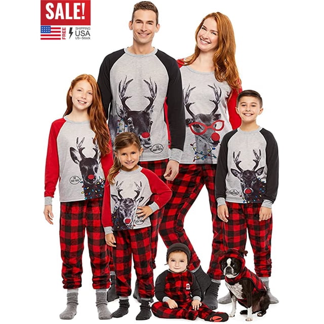 Ensemble de Pyjamas Familiaux Assortis de Noël Imprimés avec Motifs de Rennes sur Hauts Gris et Pantalons à Carreaux Rouges et Noirs. Comprend des Ensembles de Nuit à Manches Longues pour Bébés Garçons, Filles et Adultes. Idéal pour des Tenues Assorties, des Pyjamas des Fêtes, des photos du Matin de Noël et des Rassemblements Festifs.