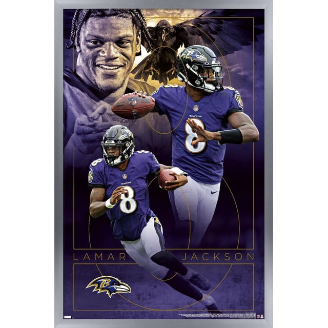 NFL Baltimore Ravens - Lamar Jackson 20 Affiche Murale, 22,375 Pouces x 34 Pouces Encadrée Mettant en Vedette Lamar Jackson Lors de Deux poses d'Action de football Portant l'Uniforme Violet et Blanc des Ravens avec Casque, l'Unité Se Préparant à Lancer et l'Autre Courant avec le Ballon, sur Fond Violet Foncé avec un Grand Graphique de Corbeau et des Lignes Géométriques Dorées, le logo et le Nom des Ravens au Bas. Cette Affiche Encadrée