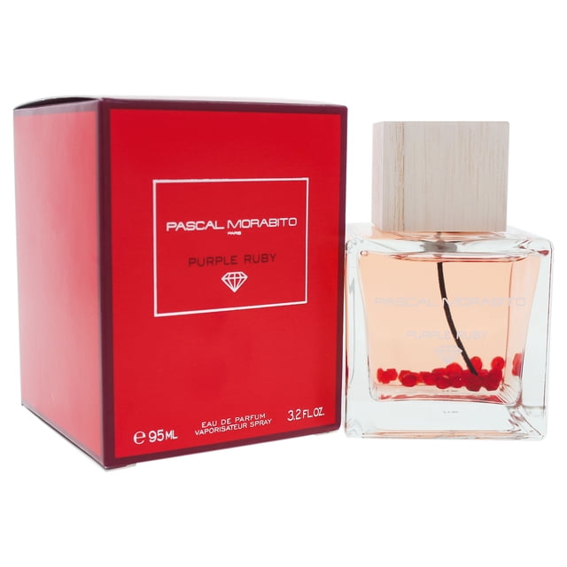 Purple Ruby par Pascal Morabito pour Femmes - Vaporisateur EDP 3,2 oz. une Bouteille en Verre Transparent avec un Bouchon en Bois, Mettant en Valeur un Liquide aux Teintes Roses et des accents Rouges Décoratifs à l'Intérieur, Est Exposée à Côté de Son Emballage Rouge Audacieux. l'Emballage Met en Valeur le logo Pascal Morabito, le Nom du Produit et la Désignation « Eau de parfum ».