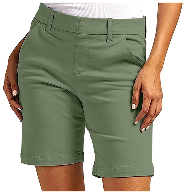 Jovati Shorts Grande Taille pour Femmes en Sergé Extensible, Montrés de Couleur Verte Atténuée. Ces Shorts à Enfiler Comprennent une Fine Ceinture avec des Boucles, des Poches avant et une Coupe Régulière. Conçus pour les Tenues Décontractées d'Été, Ils Conviennent à la Randonnée et à d'Autres Activités de Plein Air. Offerts en Plusieurs Tailles Plus avec des Longueurs Allant de 16,54 à 18,90 Pouces.