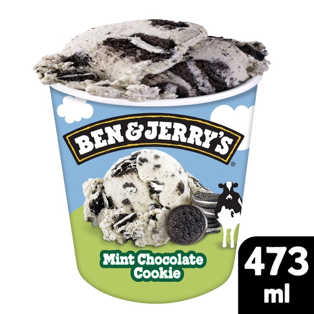 Ben & Jerry's Crème Glacée Menthe Chocolat Pinte de Biscuits Montrant de la Crème Glacée à la Menthe Poivrée avec des Morceaux de Chocolat Biscuits sandwich dans un Contenant Bleu et Vert de 473 ml Mettant en Vedette le logo de la Marque et une illustration de Vache, Convient pour Déguster comme Friandise Surgelée.