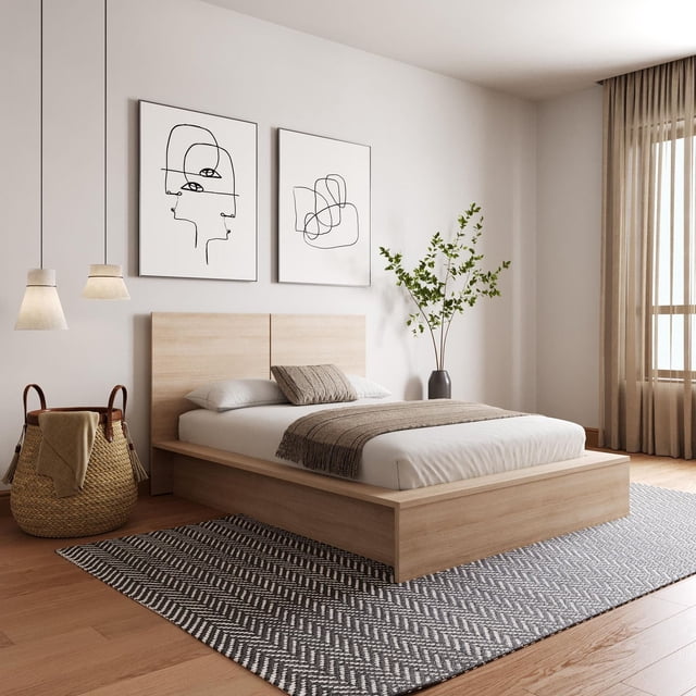 Nexera Lit Plateforme James avec Tête de Lit en Chêne Clair de Bois d'Ingénierie, Doté d'Un Cadre Rectangulaire avec une Tête de Lit Plate et des Côtés Extra Larges Mettant en Valeur un grain de Bois Naturel. le Lit Est Habillé de Linges Blancs, d'Un Jeté taupe et d'Un Oreiller Assorti, Ensemble sur un Tapis à Motifs Gris et Blanc au-Dessus de Planchers de Bois Franc dans une Chambre Minimaliste. Tout Près, un Panier Tressé avec des Poignées en Cuir Tient une Couverture beige, Deux Suspensions Suspendues au-Dessus, et un Grand vase avec des branches Vertes Se
