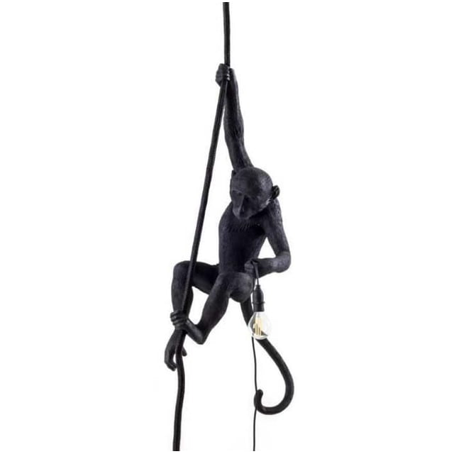 Lampe Murale Singe 1 avec un Singe en Résine Noir Grimpant sur une Corde Verticale, Tenant une Douille d'Ampoule Suspendue avec Cordon, Conçue comme Applique Murale Décorative pour l'Éclairage Ambiant de la Maison.