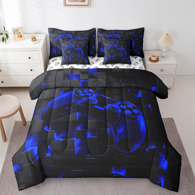 YST Ensemble de Literie de Jeu 7 Pcs en Sac, Ensemble de Couette Bleu Marine avec un design de cubes Futuristes, Format Simple. l'Ensemble Comprend une Couette Présentant un Graphique Audacieux de Manette de Jeu Noire et Bleue sur un Motif à Carreaux, Deux Taies d'Oreiller, un Drap Plat, un Drap-Housse et Deux Housses de Coussin Décoratif. la Literie Est Exposée dans un Décor de Chambre Moderne avec une Table de Nuit Blanche et une Lampe, Soulignant Son Esthétique Contemporaine de gamer.
