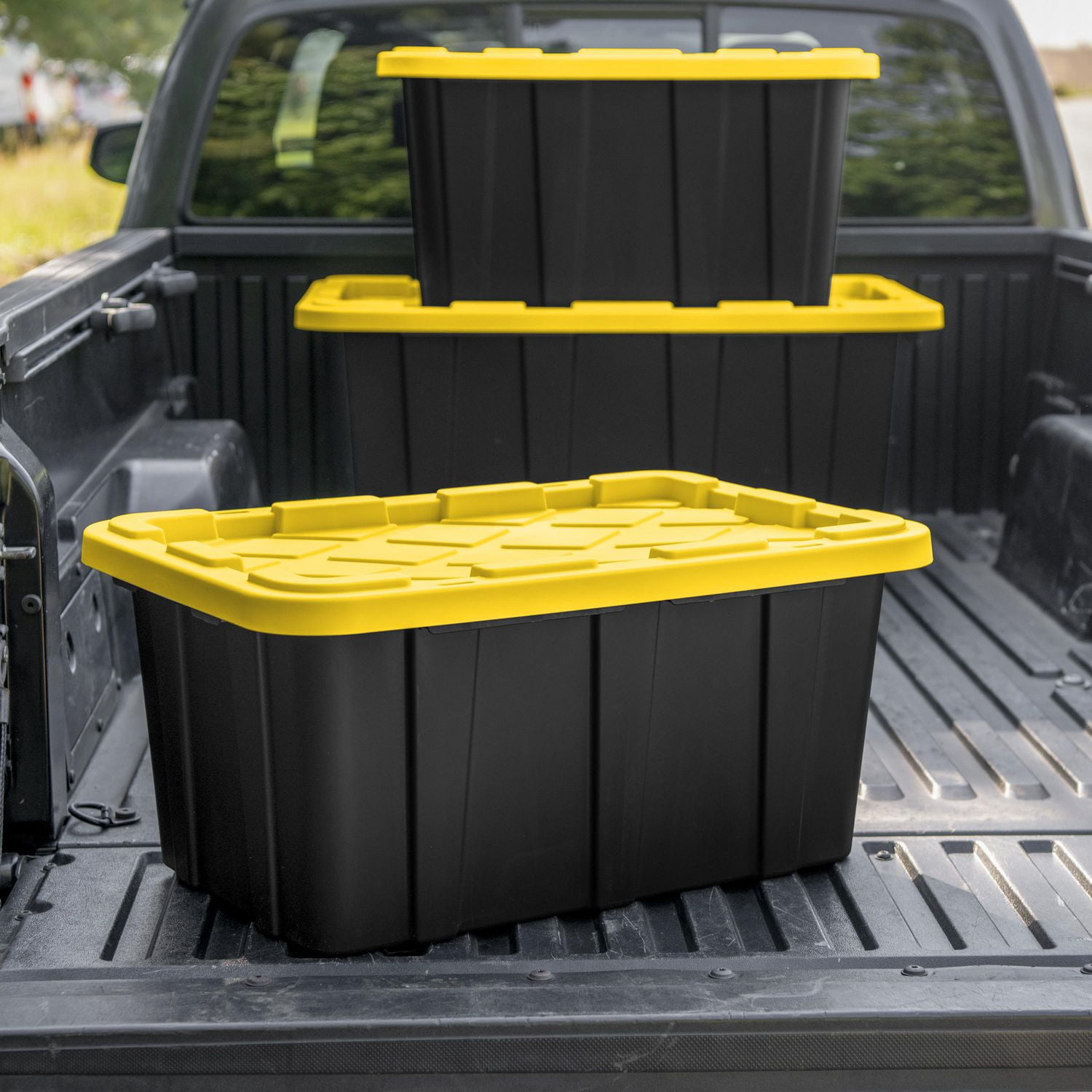 Bac de rangement industriel Sterilite de 64L, bac de rangement en plastique durable avec couvercle à clip, Noir/Jaune - 6 Pk