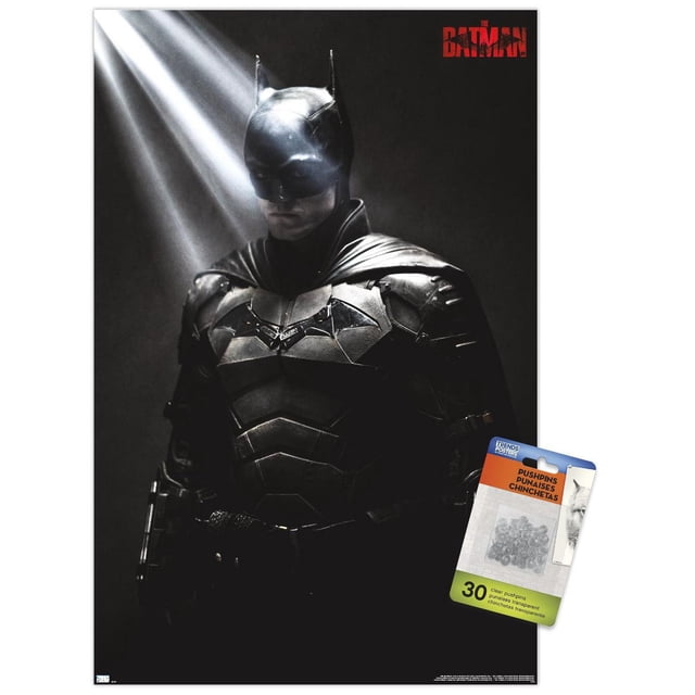 DC Comics Film The Batman - The Batman Affiche Murale, 22,375 Pouces x 34 Pouces, Représentant un Batman Orienté vers l'Avant en Armure Noire à Compartiments avec un Emblème de Chauve-Souris sur la Poitrine et une cape, Illuminé par des Faisceaux de Lumière sur un Fond Sombre, avec le logo Batman Rouge en Haut à Droite et des Punaises Adhésives Transparentes Incluses pour le Montage.