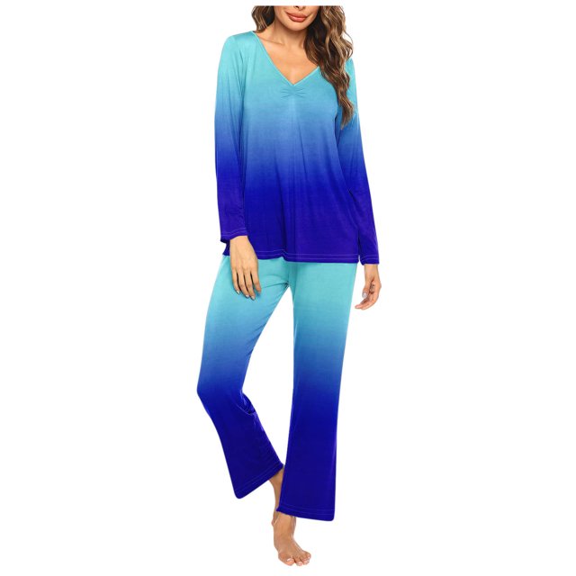 Timegard Ensembles de Pyjamas pour Femmes 2 Pcs Confortables Couleur Dégradée Haut à Manches Longues à Col en V et Pantalon Tenues de Pjs. l'Ensemble Présente un design Dégradé Transitionnant de l'Aqua Clair au Bleu Foncé, avec un Haut à Manches Longues à Col en V Ample et des Pantalons à Jambes Larges Assortis. Fait de 95 % polyester et 5 % Élasthanne, le Tissu Est Léger et Doux, Idéal pour Dormir Ou Se Détendre. Montré dans une Vue Orientée vers l'Avant sur un Modèle.