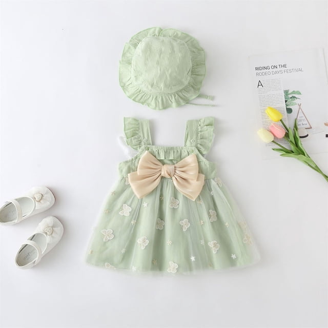 Robe pour Bébé Fille, Robe Mignonne à Motif de Dessin Animé pour Filles, Robe d'Anniversaire pour Fille, Robe de Fête, Vêtements pour Bébé Fille 0-3 Mois. une Robe Sans Manches Vert Pâle avec Bretelles à Volants, un Grand Nœud beige à la Taille et une Broderie Florale sur la Jupe en tulle. Comprend un Chapeau à Volants Assorti. Exposée avec des Chaussures pour Bébé Blanches et des Tulipes sur un Fond Blanc.