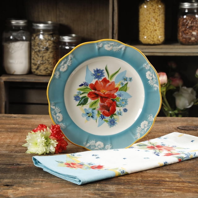 The Pioneer Woman Bouquet Printanier Assiette à Salade de 8,9 Po avec Bord turquoise Festonné et accents Floraux Blancs, Présentant un Bouquet floral central Rouge et Bleu sur une Grès durable. Il Va au Lave-Vaisselle et au Micro-Ondes, Exposé sur une table en Bois avec une Serviette Florale Assortie et des Fleurs Fraîches, Convient aux Repas et aux Réceptions Décontractés.