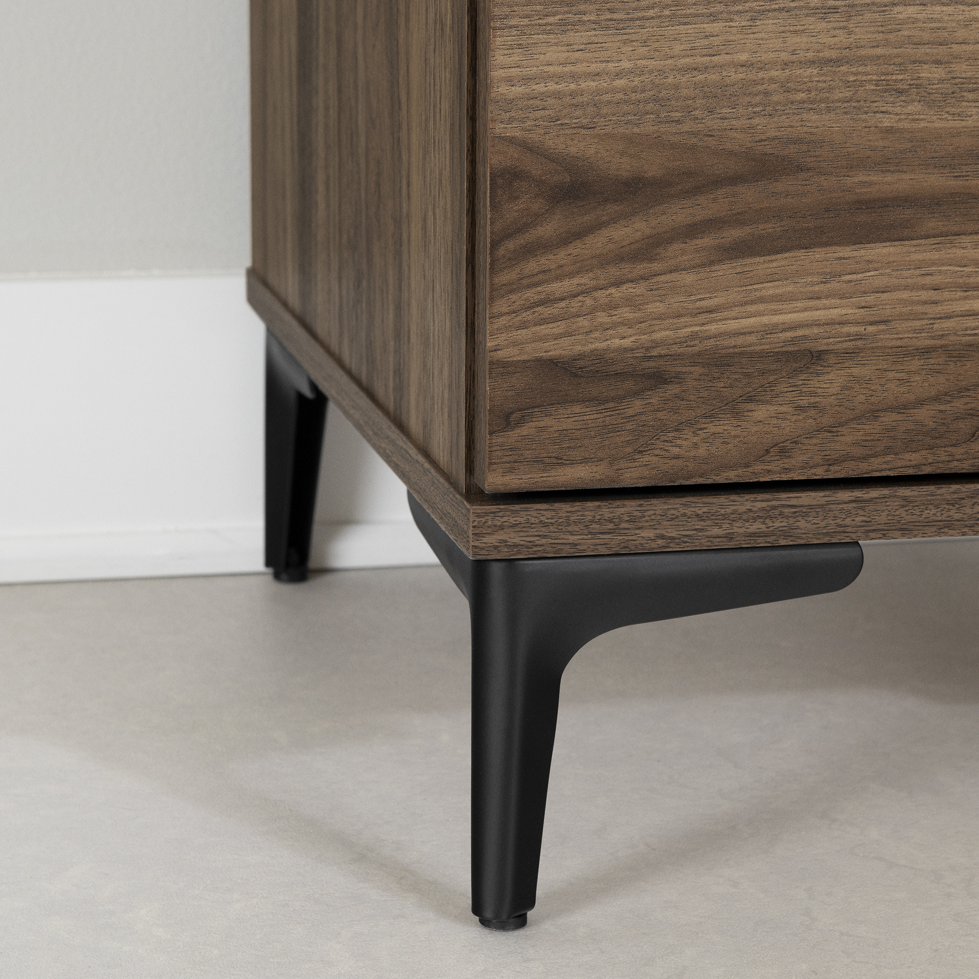 Commode 6 tiroirs à pattes en métal pour Adulte, fini Noyer naturel, collection Musano de Meubles South Shore