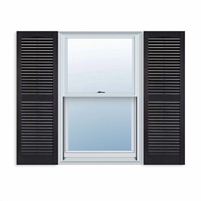 Solutions Extérieures Persiennes Standard Vinyle Extérieur Shutter en Noir, Présenté comme une Paire Mesurant 15 Pouces par 39 Pouces. les Persiennes Sont Installées de Chaque Côté d'Une Fenêtre, Présentant un design à Persiennes et une construction en Vinyle durable avec protection UV pour Résistance aux Intempéries et Utilisation durable.